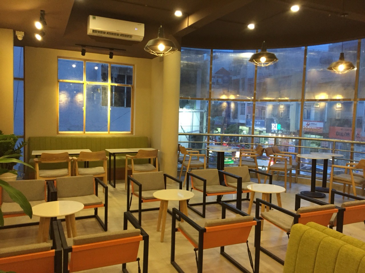 CHo thuê Mặt bằng MTĐ  Hồng Hà + Hẻm 15m thông qua Bạch Đằng.Q Tân Bình